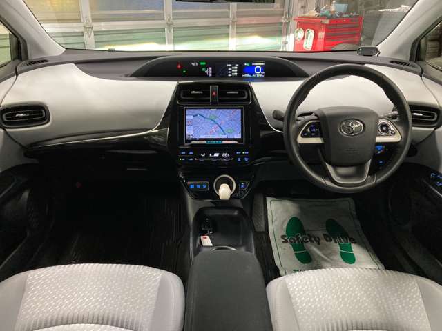 トヨタ プリウス １．８ Ｓ Ｅ－ＦＯＵＲ ４ＷＤ H29年 (北海道) 99