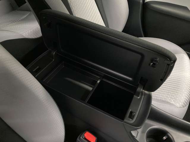 トヨタ プリウス １．８ Ｓ Ｅ－ＦＯＵＲ ４ＷＤ H29年 (北海道) 99