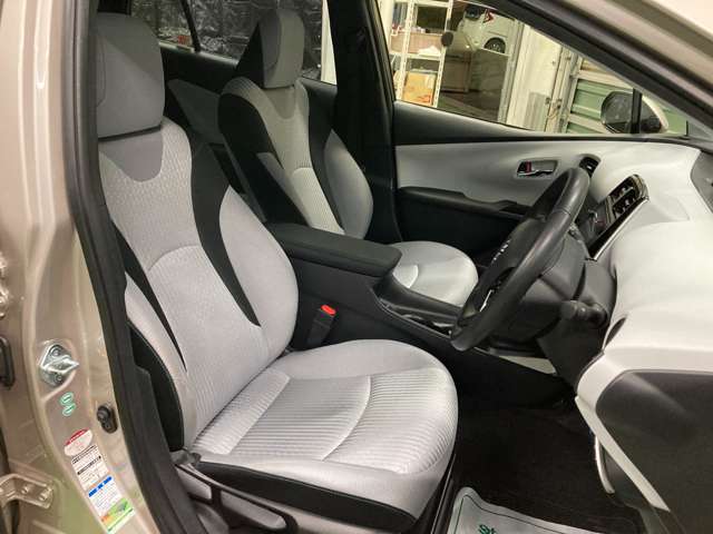 トヨタ プリウス １．８ Ｓ Ｅ－ＦＯＵＲ ４ＷＤ H29年 (北海道) 99