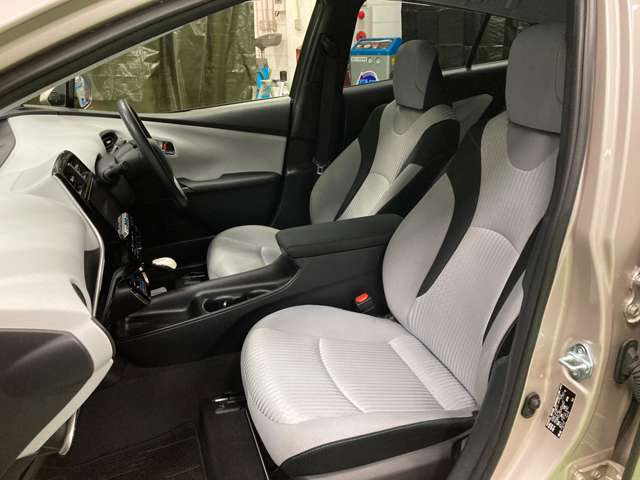 トヨタ プリウス １．８ Ｓ Ｅ－ＦＯＵＲ ４ＷＤ H29年 (北海道) 99