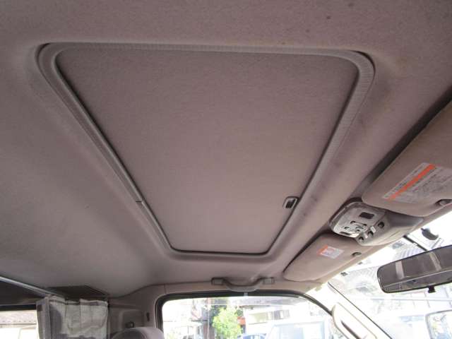 トヨタ ハイエースワゴン ３．０ スーパーカスタムリミテッド トリプルムーンルーフ ディーゼルターボ H12年 (中国) 99