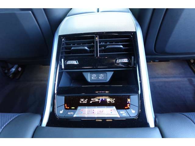 ＢＭＷ ８シリーズ Ｍ８５０Ｉ Ｘドライブ ４ＷＤ R1年 (近畿) 99