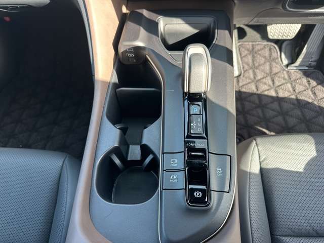 トヨタ クラウン　クロスオーバー　ハイブリッド ２．５ Ｇ レザー パッケージ Ｅ－ＦＯＵＲ ４ＷＤ R5年 (東海) 99