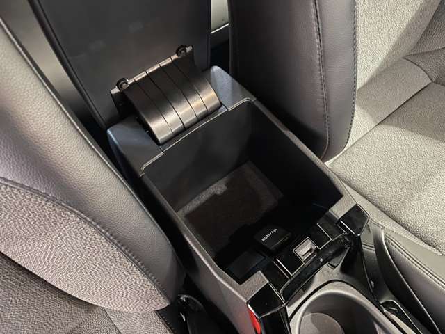 トヨタ カローラクロス　ハイブリッド １．８ ハイブリッド Ｚ Ｅ－ＦＯＵＲ ４ＷＤ R5年 (近畿) 99