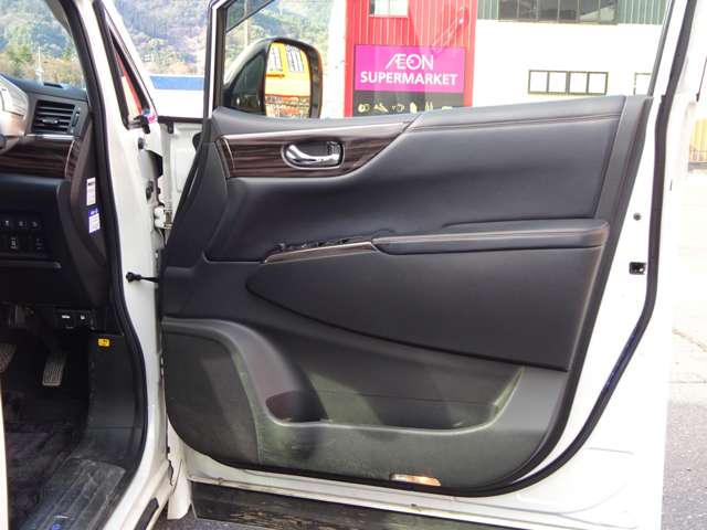 日産 エルグランド ２．５ ２５０ハイウェイスターＳ アーバンクロム ４ＷＤ H27年 () 99