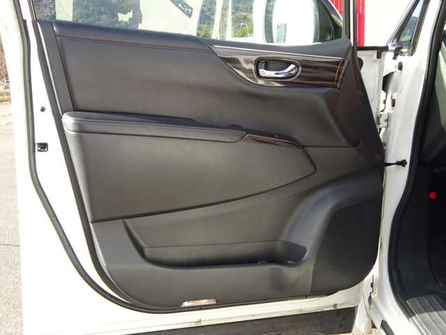 日産 エルグランド ２．５ ２５０ハイウェイスターＳ アーバンクロム ４ＷＤ H27年 () 99