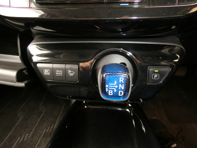 トヨタ プリウス １．８ Ａ H28年 (中国) 99