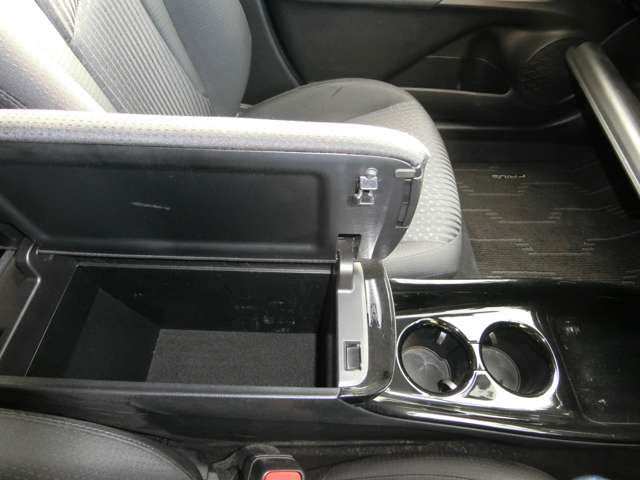 トヨタ プリウス １．８ Ａ H28年 (中国) 99