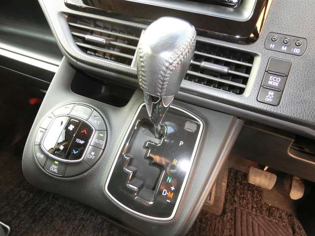 トヨタ ヴォクシー ２．０ ＺＳ H26年 (中国) 99