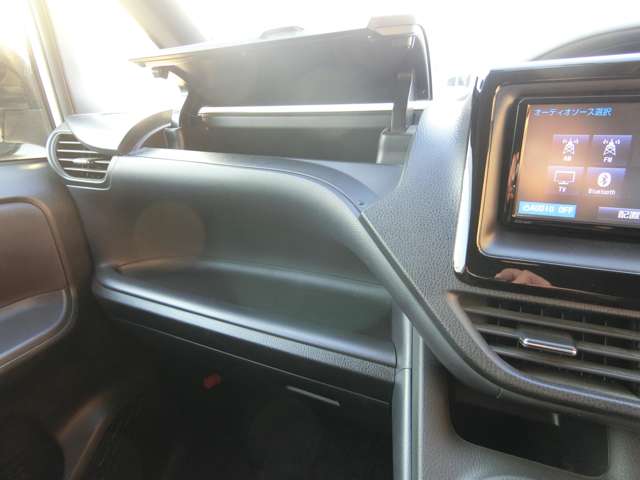 トヨタ ヴォクシー ２．０ ＺＳ H26年 (中国) 99