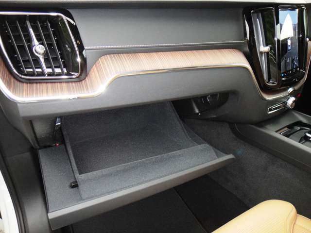 ボルボ ＸＣ６０ リチャージ アルティメット Ｔ６ ＡＷＤ プラグイン ハイブリッド ４ＷＤ R6年 (東北) 99