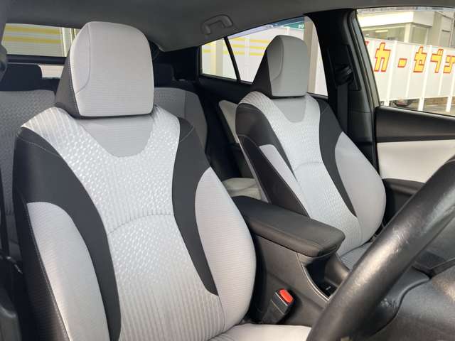 トヨタ プリウス １．８ Ｓ セーフティ プラス Ｅ－ＦＯＵＲ ４ＷＤ H29年 (東北) 99