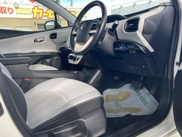 トヨタ プリウス １．８ Ｓ セーフティ プラス Ｅ－ＦＯＵＲ ４ＷＤ H29年 (東北) 99