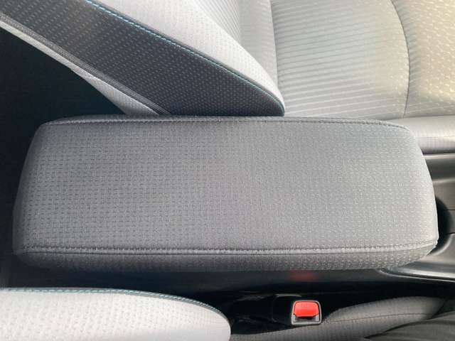 トヨタ プリウス １．８ Ｓ セーフティ プラス Ｅ－ＦＯＵＲ ４ＷＤ H29年 (東北) 99