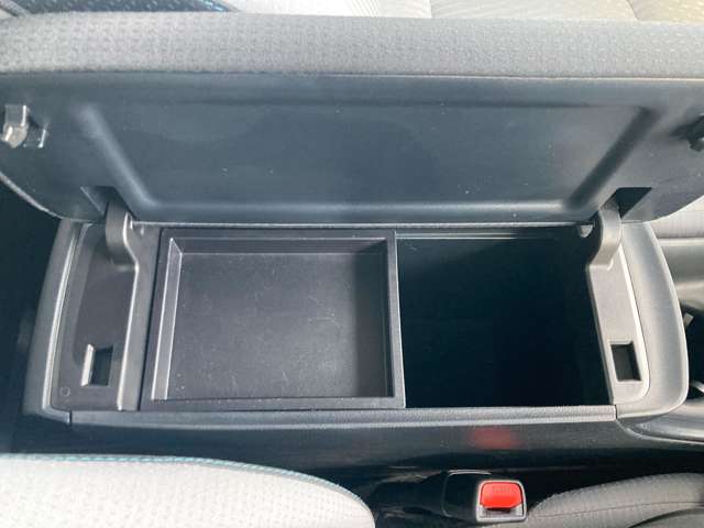 トヨタ プリウス １．８ Ｓ セーフティ プラス Ｅ－ＦＯＵＲ ４ＷＤ H29年 (東北) 99