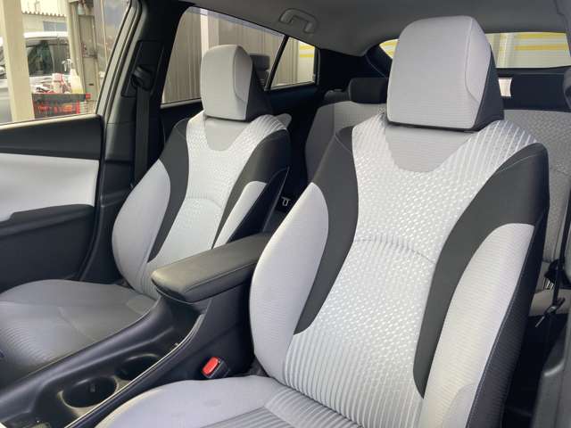 トヨタ プリウス １．８ Ｓ セーフティ プラス Ｅ－ＦＯＵＲ ４ＷＤ H29年 (東北) 99