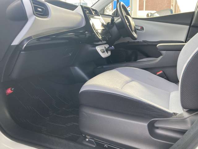 トヨタ プリウス １．８ Ｓ セーフティ プラス Ｅ－ＦＯＵＲ ４ＷＤ H29年 (東北) 99