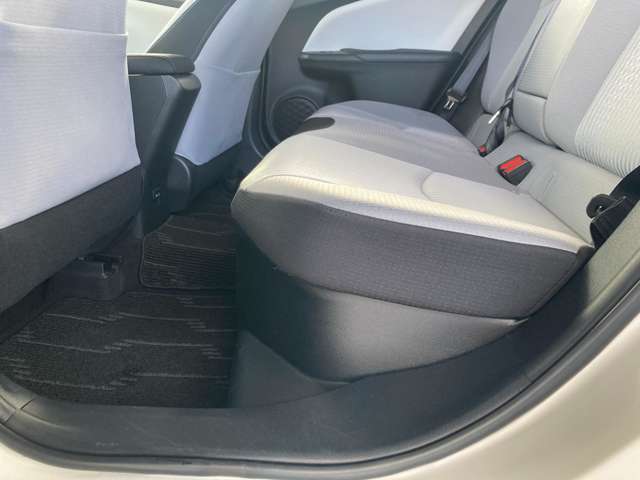 トヨタ プリウス １．８ Ｓ セーフティ プラス Ｅ－ＦＯＵＲ ４ＷＤ H29年 (東北) 99