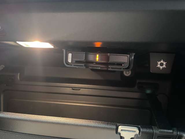 ボルボ ＸＣ４０ Ｔ４ ＡＷＤ Ｒデザイン ４ＷＤ H30年 (東北) 99