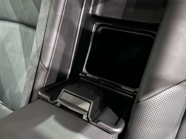 トヨタ クラウン　クロスオーバー　ハイブリッド ２．５ Ｇ アドバンスト レザー パッケージ Ｅ－ＦＯＵＲ ４ＷＤ R4年 (関東) 99