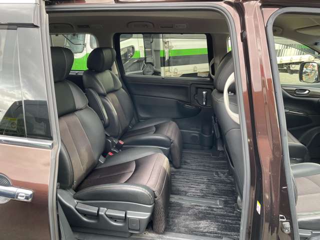 日産 エルグランド ２．５ ２５０ハイウェイスターＳ アーバンクロム ４ＷＤ R1年 (東北) 99