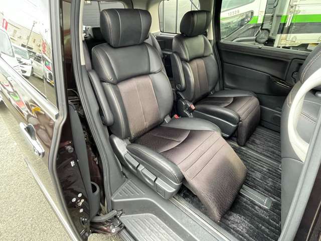 日産 エルグランド ２．５ ２５０ハイウェイスターＳ アーバンクロム ４ＷＤ R1年 (東北) 99