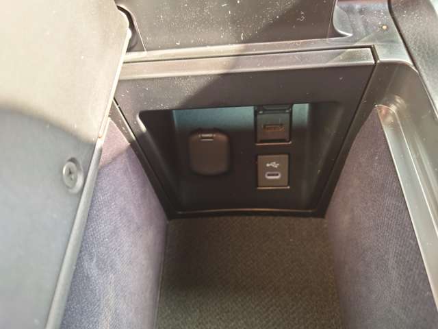 トヨタ クラウン　クロスオーバー　ハイブリッド ２．５ Ｇ Ｅ－ＦＯＵＲ ４ＷＤ R6年 (中国) 99