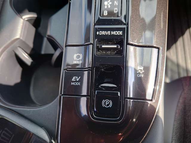 トヨタ クラウン　クロスオーバー　ハイブリッド ２．５ Ｇ Ｅ－ＦＯＵＲ ４ＷＤ R6年 (中国) 99