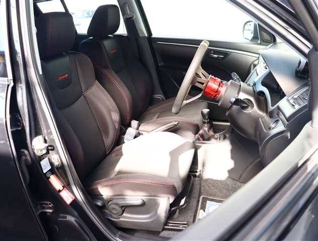 スズキ スイフト １．６ スポーツ H28年 (関東) 99