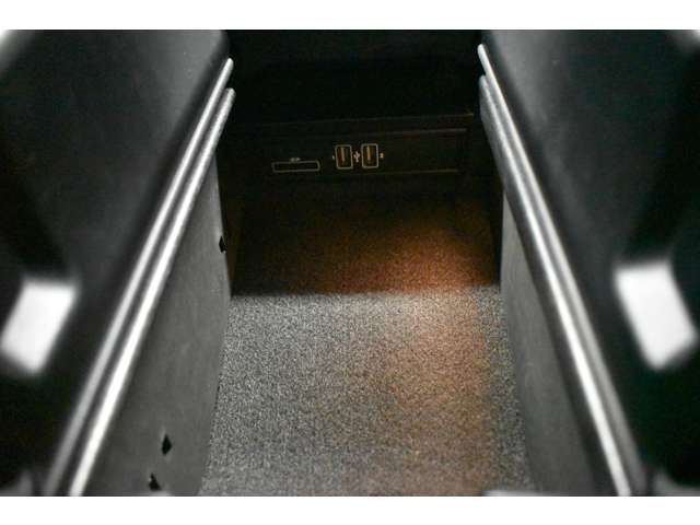 メルセデスベンツ Ｃクラス Ｃ２００ ローレウス エディション （ＢＳＧ搭載モデル） スポーツプラスパッケージ R1年 (関東) 99