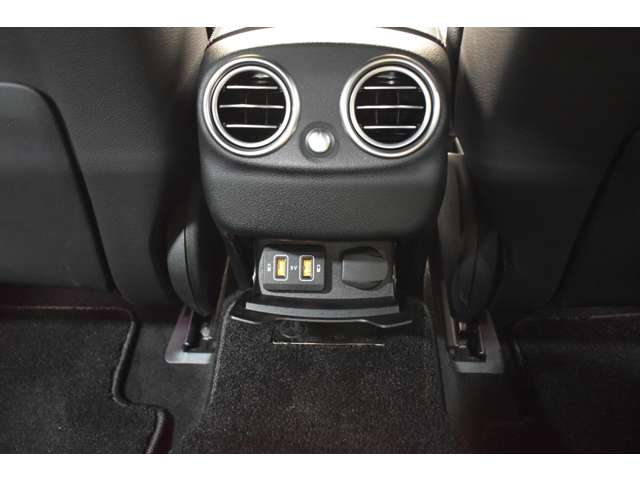 メルセデスベンツ Ｃクラス Ｃ２００ ローレウス エディション （ＢＳＧ搭載モデル） スポーツプラスパッケージ R1年 (関東) 99