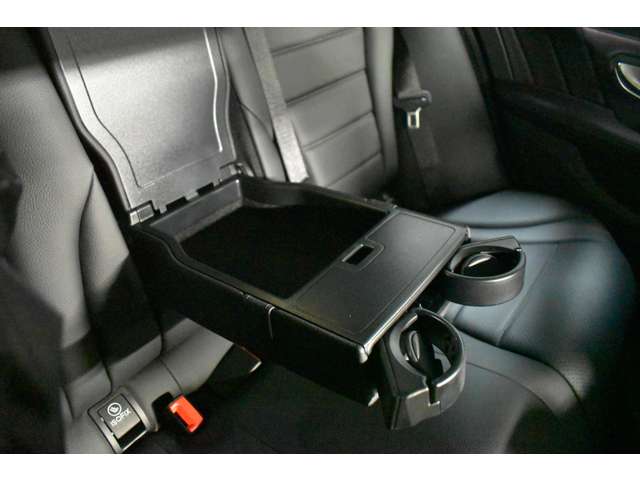 メルセデスベンツ Ｃクラス Ｃ２００ ローレウス エディション （ＢＳＧ搭載モデル） スポーツプラスパッケージ R1年 (関東) 99