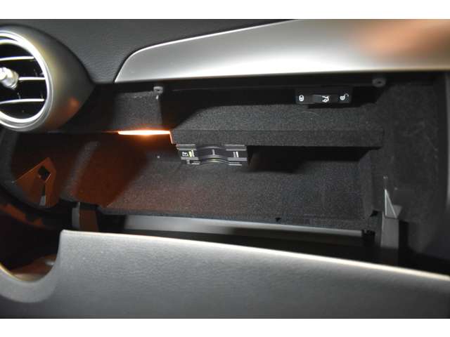 メルセデスベンツ Ｃクラス Ｃ２００ ローレウス エディション （ＢＳＧ搭載モデル） スポーツプラスパッケージ R1年 (関東) 99