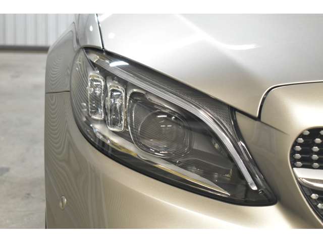 メルセデスベンツ Ｃクラス Ｃ２００ ローレウス エディション （ＢＳＧ搭載モデル） スポーツプラスパッケージ R1年 (関東) 99