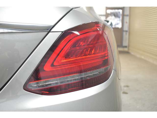 メルセデスベンツ Ｃクラス Ｃ２００ ローレウス エディション （ＢＳＧ搭載モデル） スポーツプラスパッケージ R1年 (関東) 99