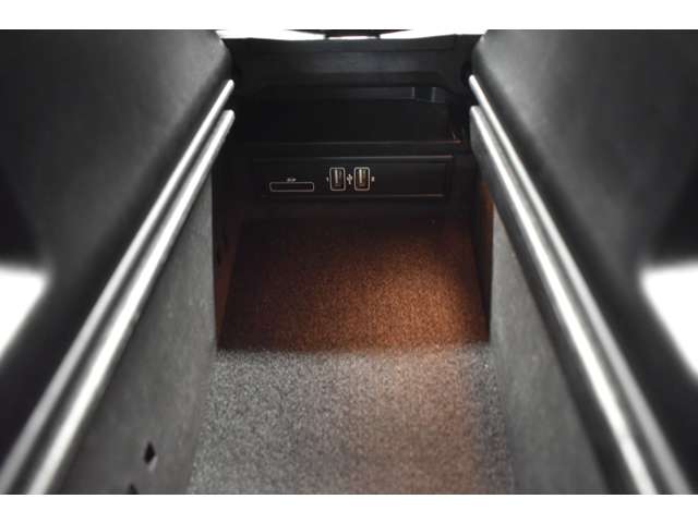 メルセデスベンツ Ｃクラス Ｃ２００ ローレウス エディション （ＢＳＧ搭載モデル） スポーツプラスパッケージ R1年 (関東) 99