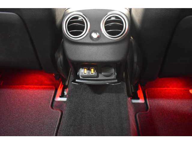 メルセデスベンツ Ｃクラス Ｃ２００ ローレウス エディション （ＢＳＧ搭載モデル） スポーツプラスパッケージ R1年 (関東) 99