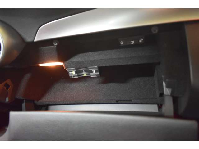 メルセデスベンツ Ｃクラス Ｃ２００ ローレウス エディション （ＢＳＧ搭載モデル） スポーツプラスパッケージ R1年 (関東) 99