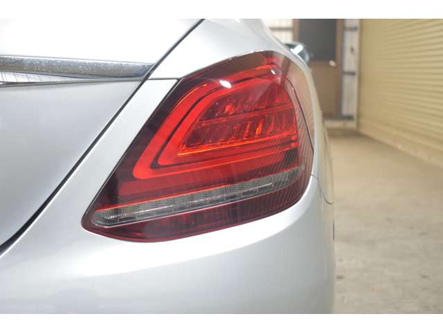 メルセデスベンツ Ｃクラス Ｃ２００ ローレウス エディション （ＢＳＧ搭載モデル） スポーツプラスパッケージ R1年 (関東) 99