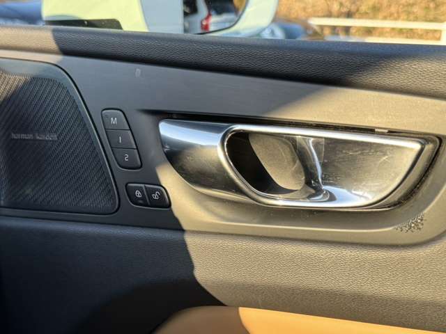 ボルボ ＸＣ６０ Ｔ５ ＡＷＤ インスクリプション ４ＷＤ R2年 (東北) 99