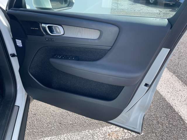 ボルボ ＸＣ４０ Ｔ４ ＡＷＤ インスクリプション ４ＷＤ R2年 (東北) 99