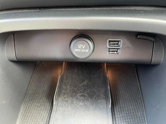 ボルボ ＸＣ４０ Ｔ４ ＡＷＤ インスクリプション ４ＷＤ R2年 (東北) 99