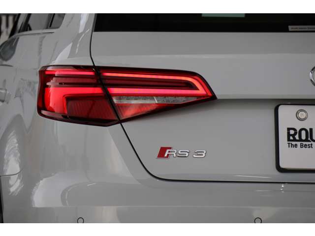 アウディ ＲＳ３　スポーツバック ２．５ ４ＷＤ R2年 (近畿) 99