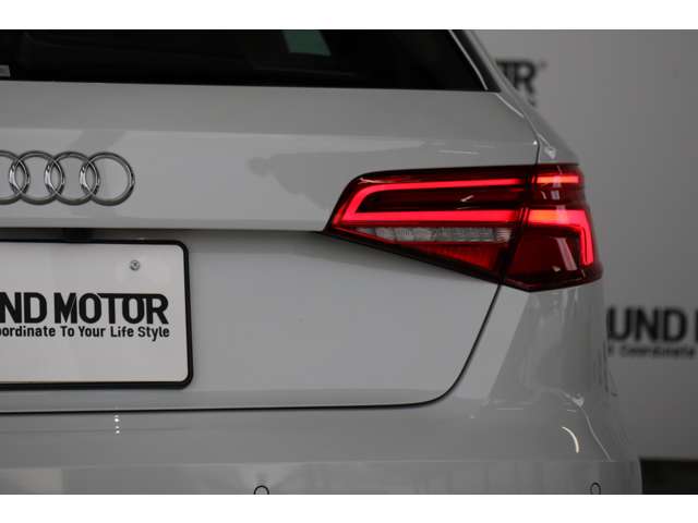 アウディ ＲＳ３　スポーツバック ２．５ ４ＷＤ R2年 (近畿) 99