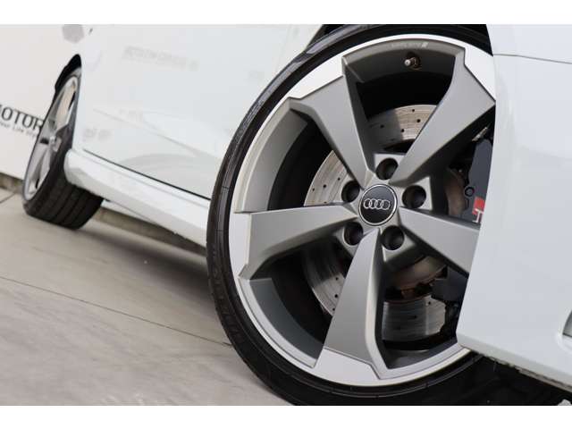 アウディ ＲＳ３　スポーツバック ２．５ ４ＷＤ R2年 (近畿) 99