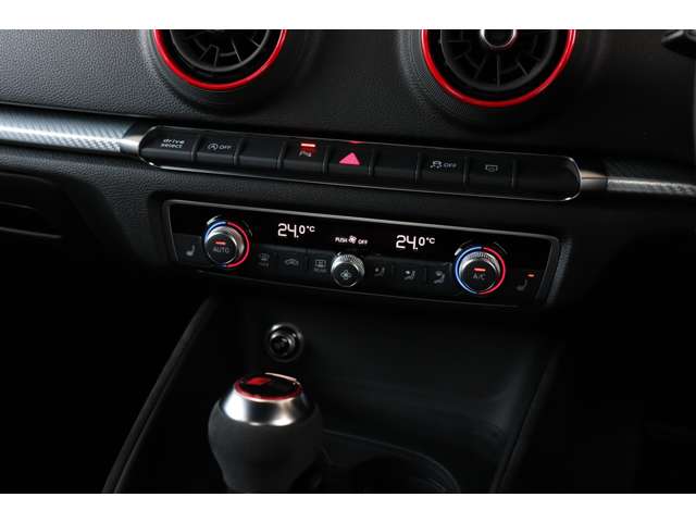 アウディ ＲＳ３　スポーツバック ２．５ ４ＷＤ R2年 (近畿) 99