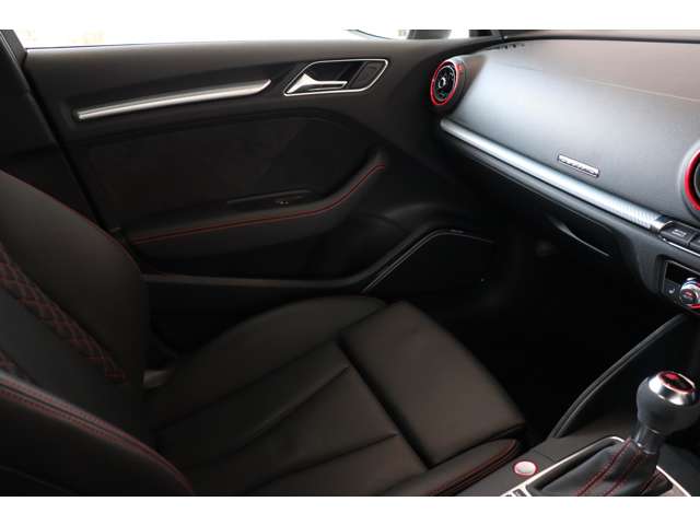 アウディ ＲＳ３　スポーツバック ２．５ ４ＷＤ R2年 (近畿) 99