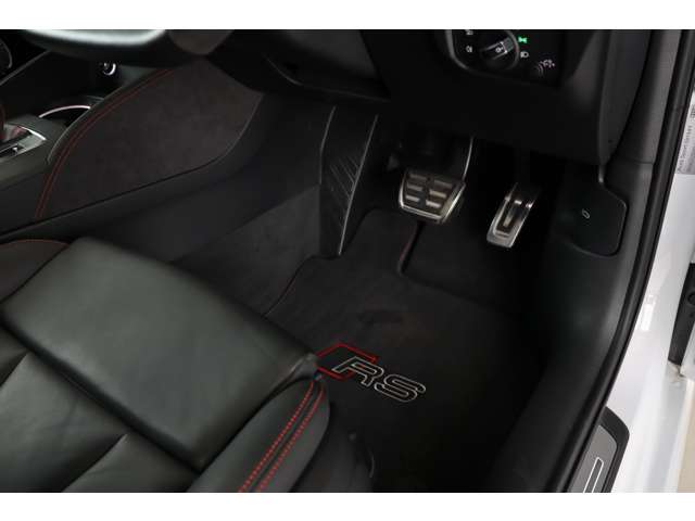 アウディ ＲＳ３　スポーツバック ２．５ ４ＷＤ R2年 (近畿) 99