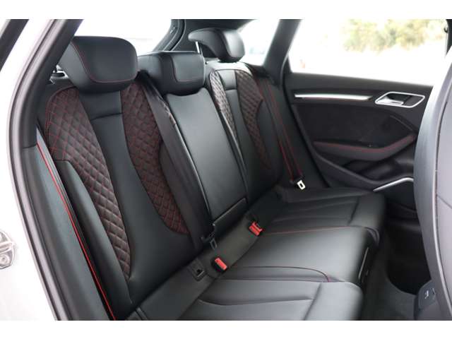 アウディ ＲＳ３　スポーツバック ２．５ ４ＷＤ R2年 (近畿) 99