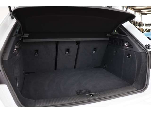 アウディ ＲＳ３　スポーツバック ２．５ ４ＷＤ R2年 (近畿) 99